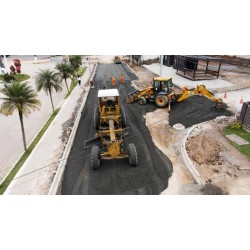 Rua Ema Taner de Andrade, em Campo Largo, começa a receber a pavimentação asfáltica